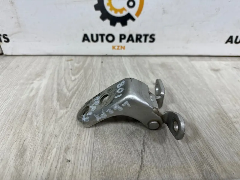 Петля двери Honda Civic 4D перед. лев. (б/у)