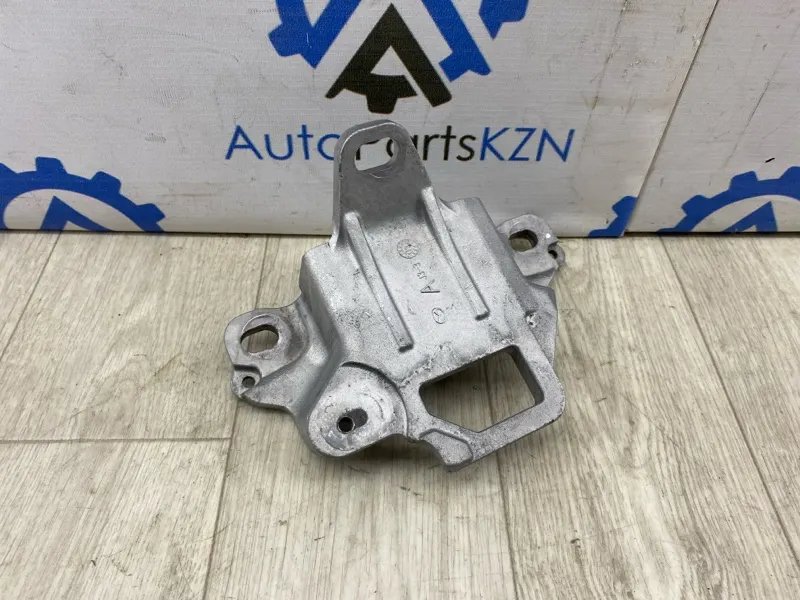 Кронштейн опоры двигателя Mazda CX-30 PY (б/у)