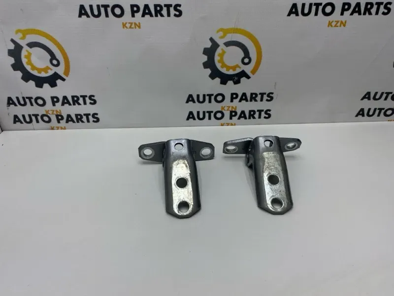 Петля двери Mitsubishi ASX перед. лев. (б/у)