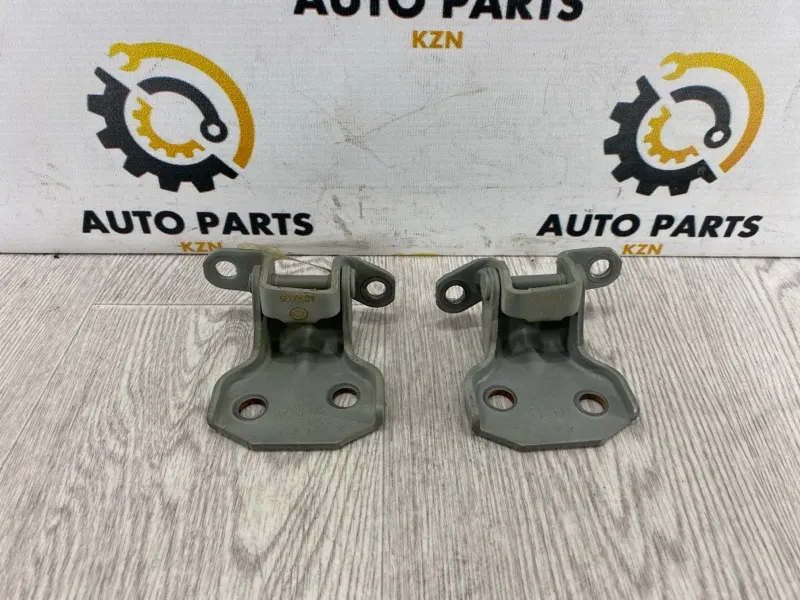 Петля двери Subaru XV GP7 2.0 FB20 перед. лев. (б/у)