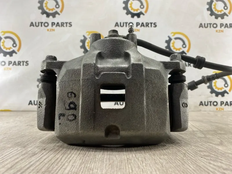 Суппорт тормозной Mitsubishi Outlander XL 2.4 4B12 перед. лев. (б/у)