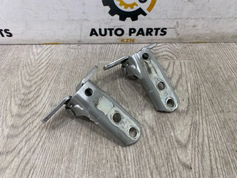 Петля двери Mitsubishi Outlander 3 2.4 4B12 2018 перед. прав. (б/у)