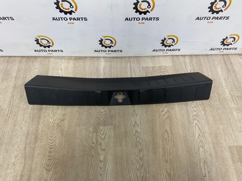 Накладка замка багажника Mitsubishi Outlander 3 4B12/2.4Л (б/у)
