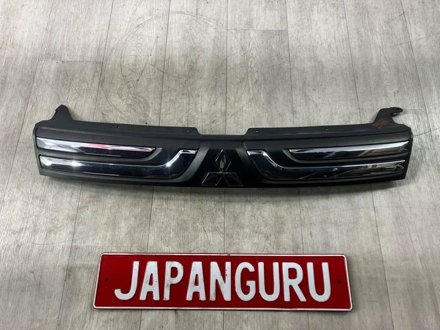 Решетка радиатора Mitsubishi Outlander GF8W 4J12 2013 (б/у)